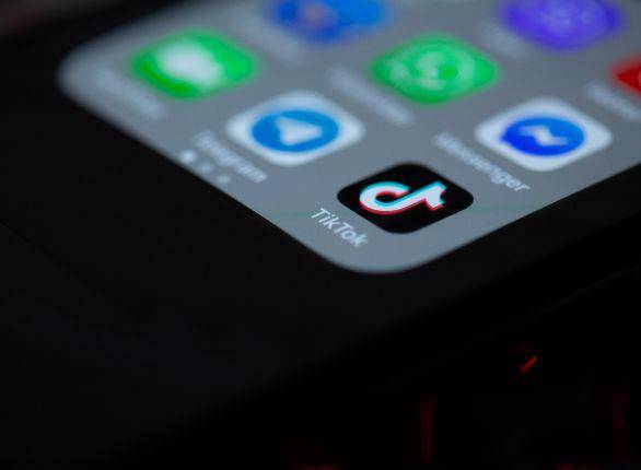 O TikTok ainda baniu mais de 102,3 milhões de vídeos entre janeiro e março de 2022