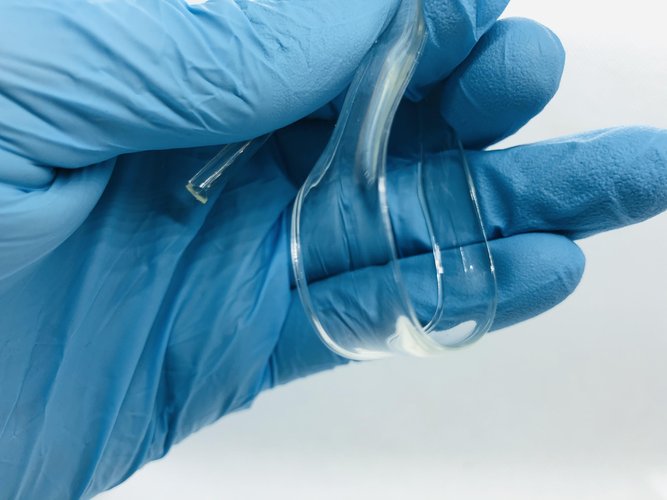 Plástico transparente produzido com a nova técnica.