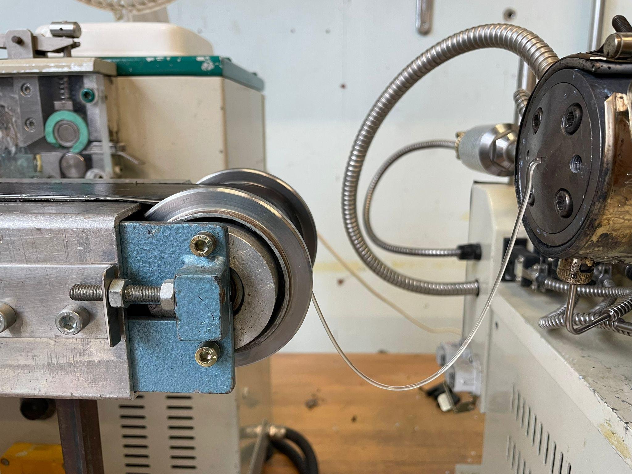 Processo de produção do filamento de impressão 3D usando o plástico criado pela EPFL