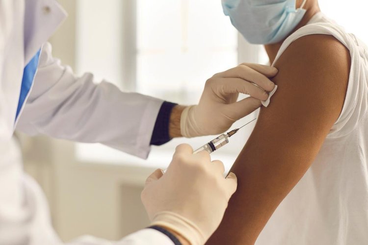 Os voluntários devem concordar em renunciar à vacinação sazonal por até dois meses após a segunda dose da primeira fase de testes
