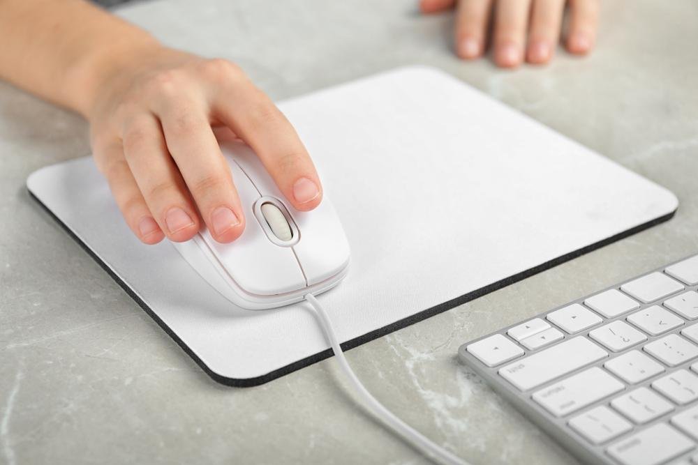 Um mousepad sujo pode prejudicar o sensor do mouse