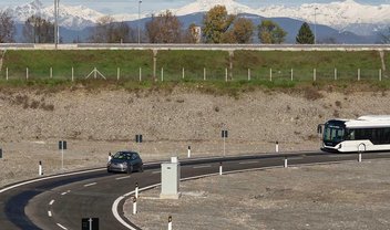 Conheça a pista capaz de recarregar carros elétricos em movimento