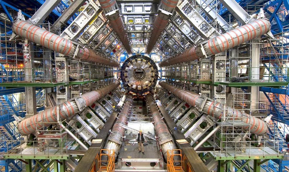 Operar uma máquina como o LHC demanda muito tempo e segurança para não danificar as máquinas ou a saúde dos cientistas.