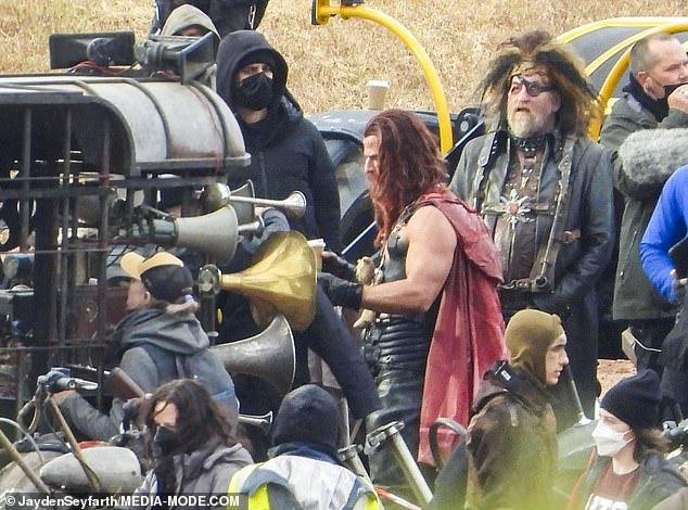 Fotos vazadas revelam mais detalhes do personagem misterioso de Chris Hemsworth no filme