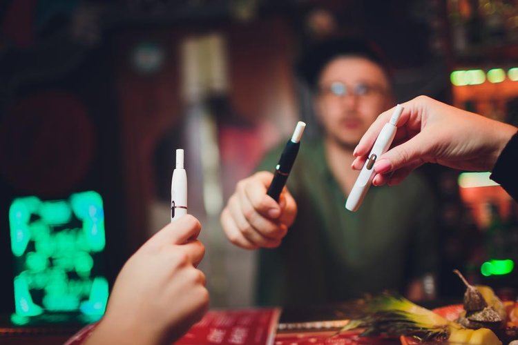 Cigarro eletrônico aumenta em 42% as chances de infarto, diz especialista (Fonte: Shutterstock)