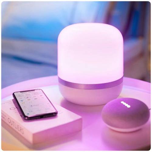 Luminária WiZ Hero oferece várias opções de cores de luz.