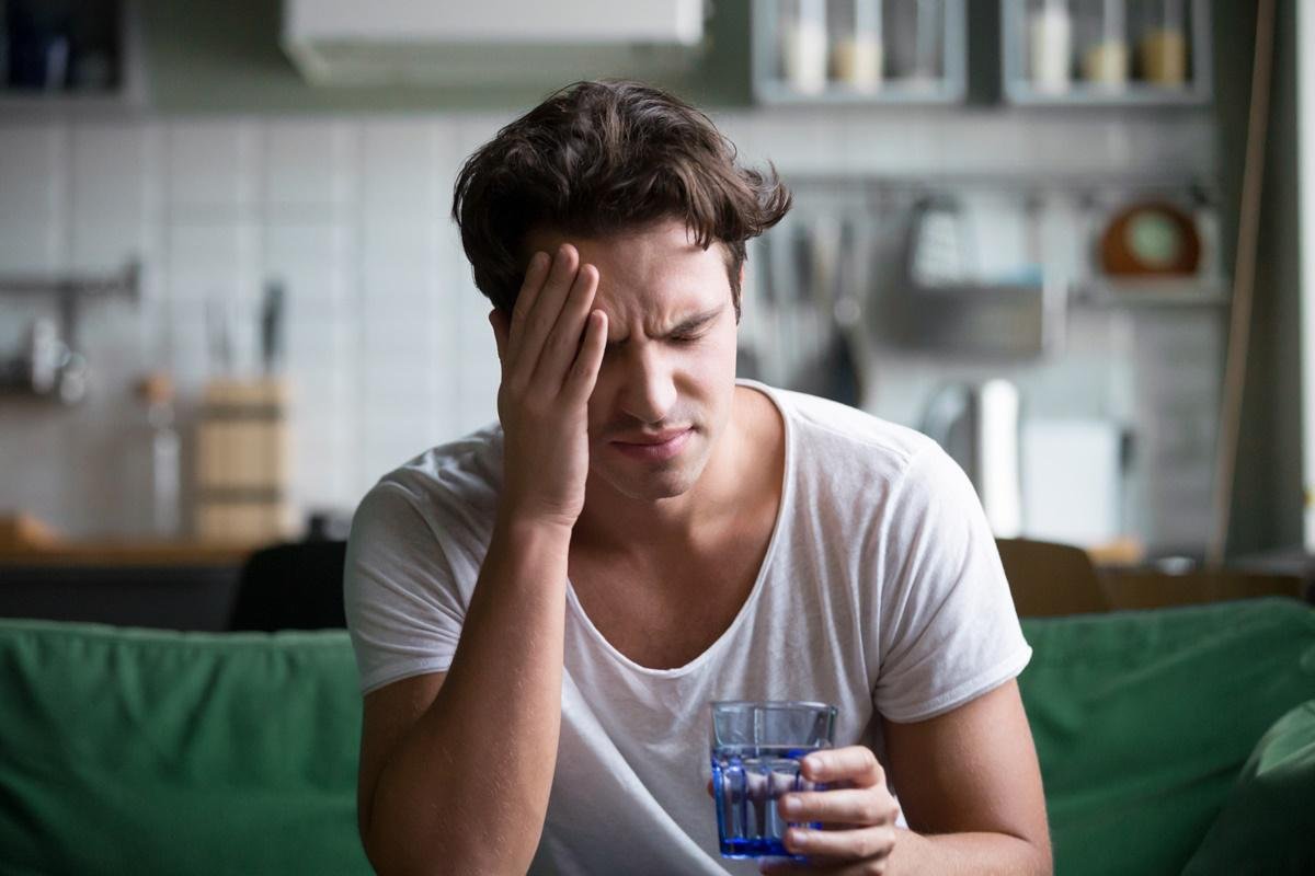 Estresse e insônia podem estar entre causas da dor de cabeça ao acordar