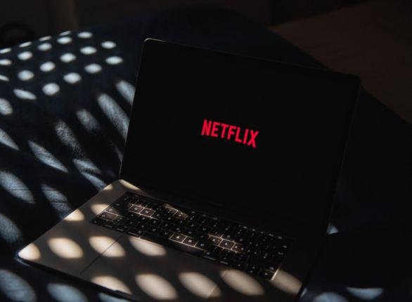 Segundo a Netflix, o áudio espacial funciona em qualquer dispositivo com acesso à plataforma