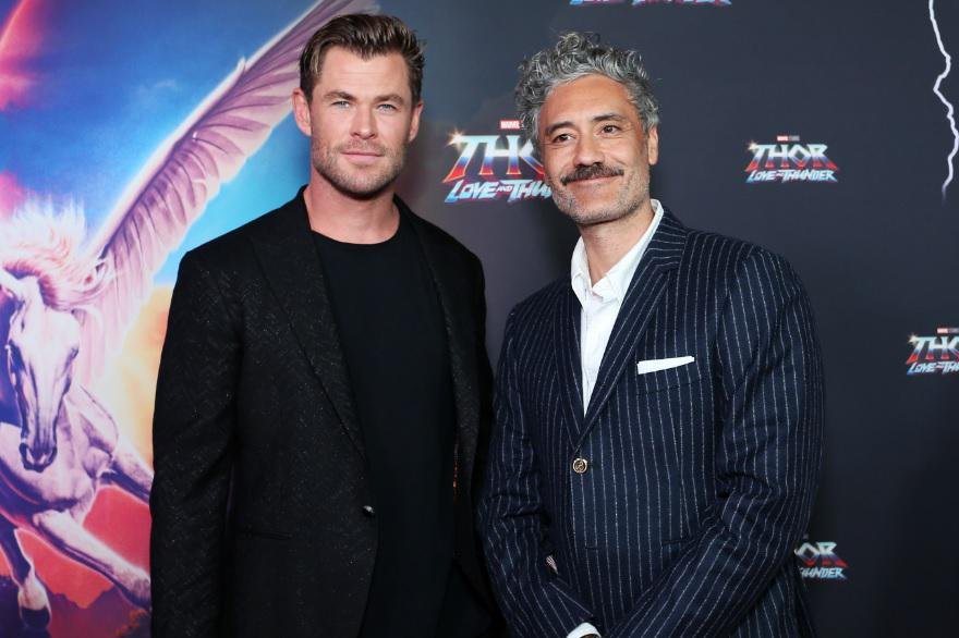 Taika Waititi, diretor de Thor: Ragnarok, retornou para comandar Amor e Trovão e mostrar que é possível um raio cair duas vezes no mesmo lugar, no caso, nas bilheterias