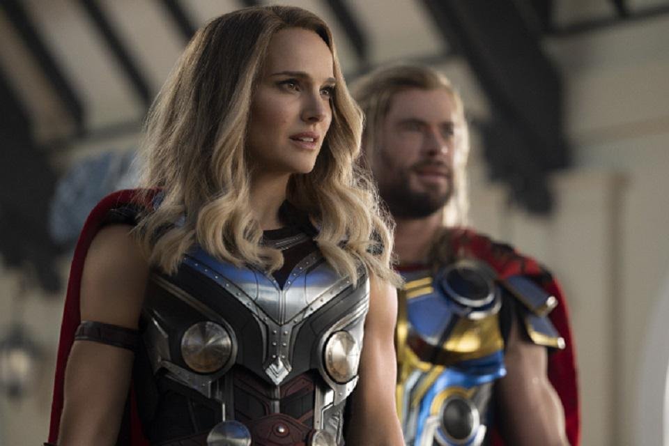 Primeiras cenas de Thor: Amor e Trovão mostra time de heróis reunido