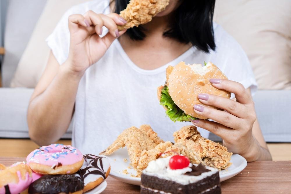 Pacientes devem evitar comer gorduras e açúcares em excesso (Fonte: Shutterstock)