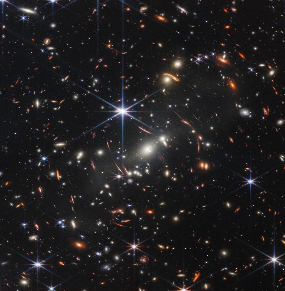 Primeira imagem divulgada pelo JWST apresentando o agrupamento de galáxias há cerca de 4,6 bilhões de anos luz