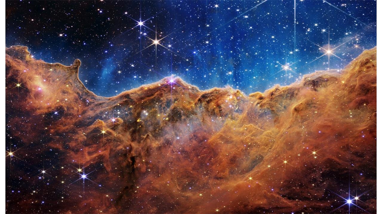 Essas aparentes montanhas em uma noite de lua cheia são a borda do berçário estelar NGC 3324, na nebulosa Carina (Fonte: NASA/ESA/CSA/STScI/Divulgação)