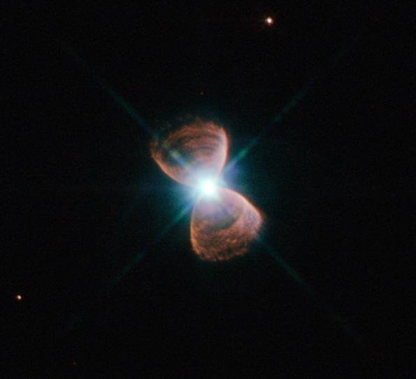 Uma nebulosa planetária bipolar tem o formato de duas tigelas unidas pelo fundo; um exemplo de sistema como esse é a Hubble 12 (Fonte: Wikimedia Commons/NASA/ESA)