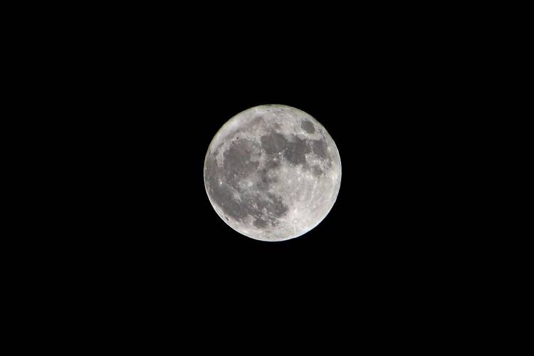 A lua estará a 357.264 quilômetros de distância da Terra. 