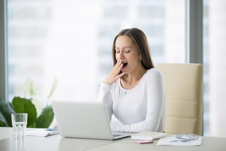 A sonolência é um sintoma da pressão alta (Fonte: Shutterstock)