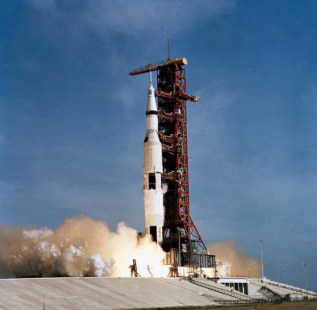 Lançamento da Apollo 11 a bordo do foguete Saturn V.