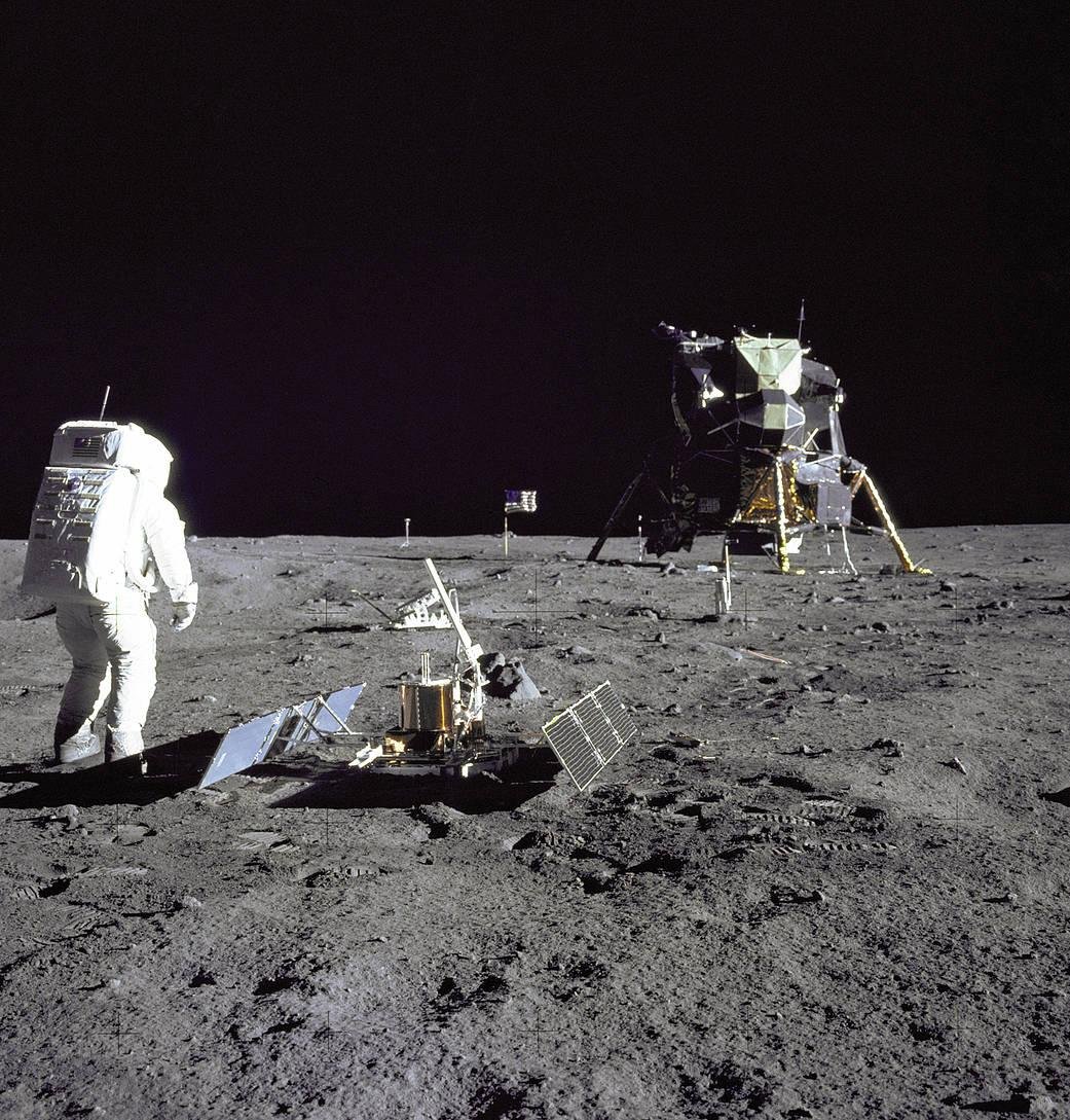 Buzz Aldrin próximo do Módulo Lunar e de um instrumento científico