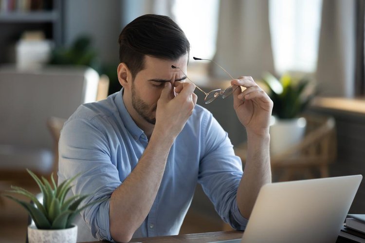 Casos persistentes e acompanhados de outros sintomas podem ser sinais de doenças mais graves (Fonte: Shutterstock)