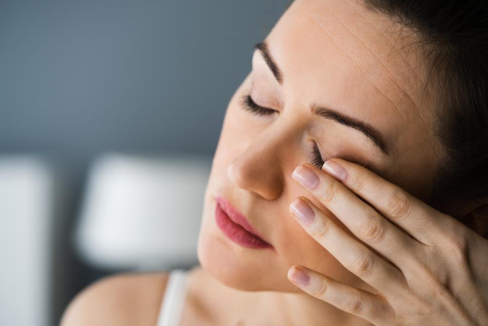 Os sintomas podem atingir um ou ambos olhos (Fonte: Shutterstock)