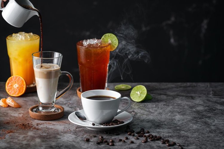 Chás, chocolates, refrigerantes e bebidas energéticas também contém cafeína.