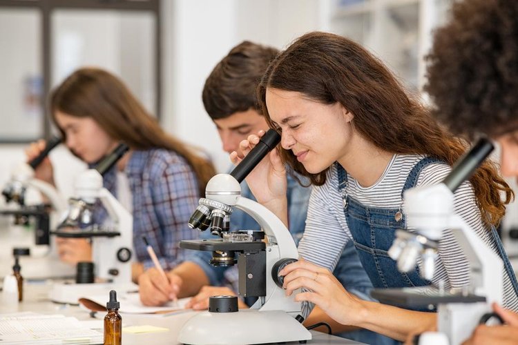 Podcasts de ciência podem trazer o laboratório para perto de você