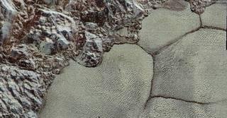 Wright Mons e Piccard Mons, as maiores montanhas do planeta possuem dois poços que podem ter sido vulcões de criolava.