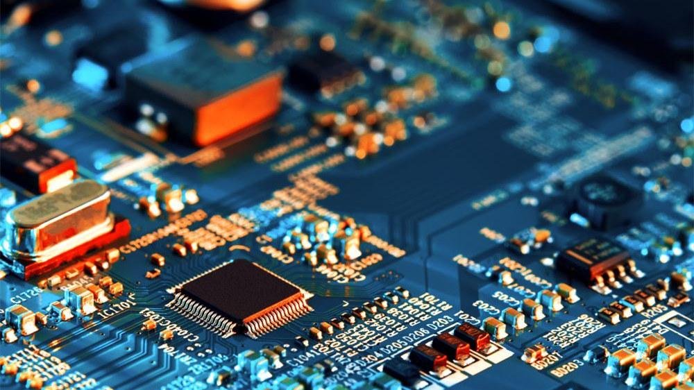 Alguns exemplos de produtos que podem surgir da parceria entre a Intel e a MediaTek são chips para conexão móvel e componentes para IoT (Internet das Coisas). (Intel Foundry Services)