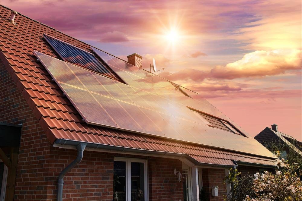 Painéis solares em casa podem gerar economia de 10% a 20% na conta de luz