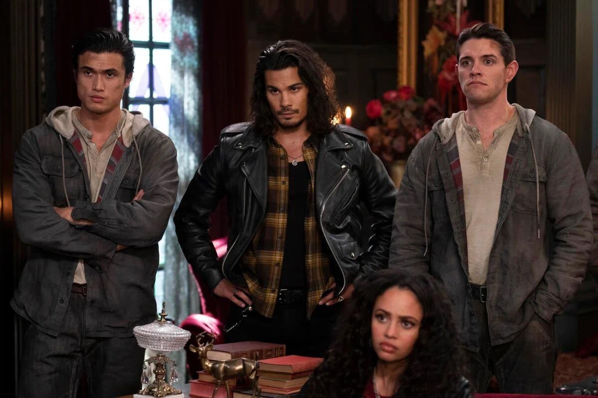 Toni (Vanessa Morgan), Fangs (Drew Ray Tanner), Reggie (Charles Melton) e Kevin (Casey Cott) aparecerão no último episódio da 6ª temporada. (The CW/Reprodução)