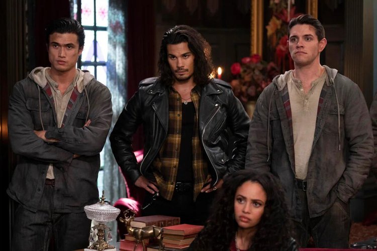 Toni (Vanessa Morgan), Fangs (Drew Ray Tanner), Reggie (Charles Melton) e Kevin (Casey Cott) aparecerão no último episódio da 6ª temporada. (The CW/Reprodução)