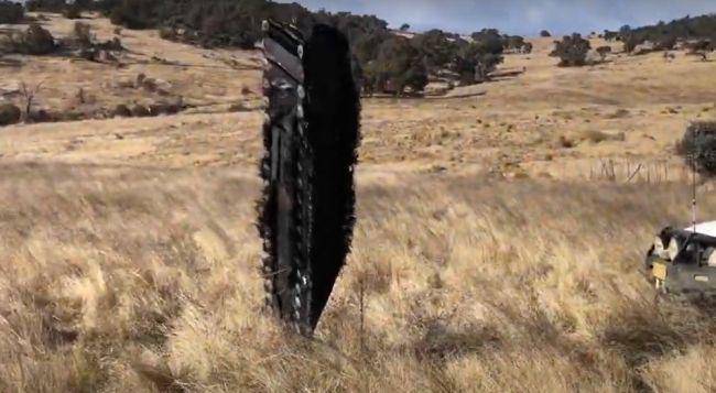 Um dos pedaços que se soltou da nave da SpaceX encontrados na fazenda australiana.