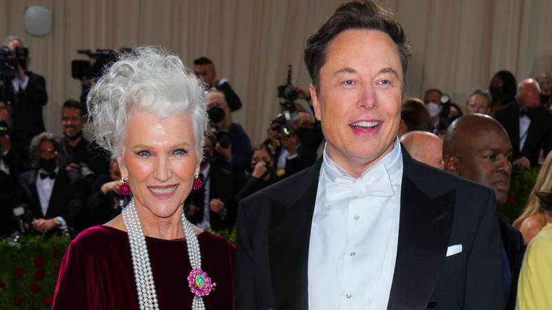 Maye e Elon Musk mantém uma relação próxima. (Fonte: The Sun / Reprodução)