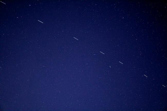 Satélites da Starlink são flagrados cruzando o céu.