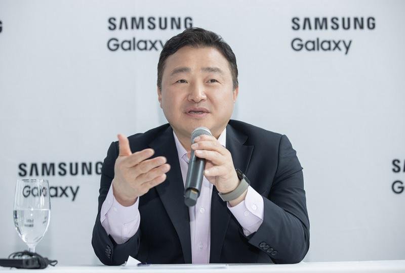 Roh Tae-moon, executivo da Samsung falando de dispositivos dobráveis.