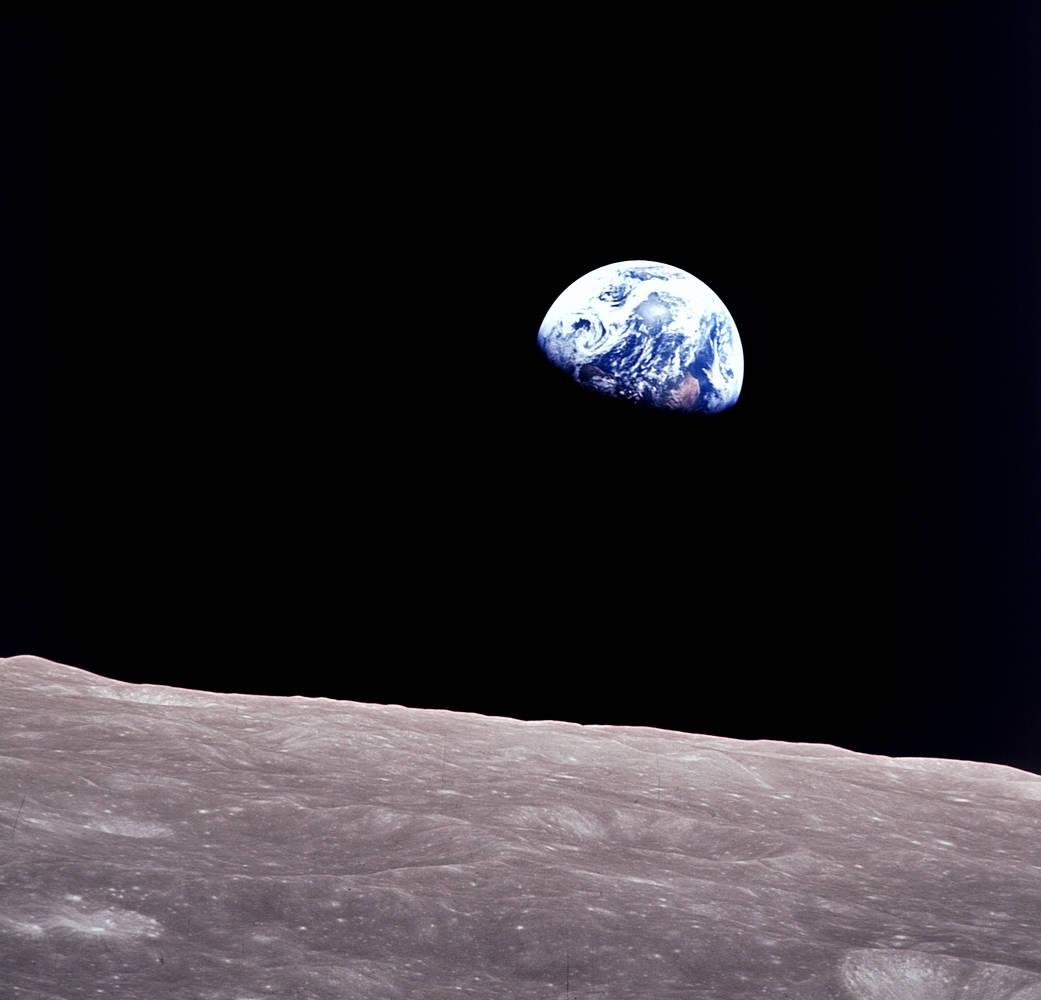 A missão também irá fazer fotos do espaço e recriar fotos históricas como "O nascer da Terra"