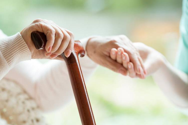 Nos Estados Unidos, mais de 5,8 milhões de pessoas sofrem com Alzheimer e demência; no Brasil, a estimativa sugere cerca de 2 milhões de pessoas.