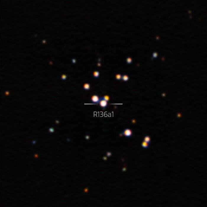 A R136a1, aninhada no centro da Nebulosa da tarântula. (Fonte: Observatório Internacional Gemini/NOIRLab/NSF/AURA/Divulgação.)