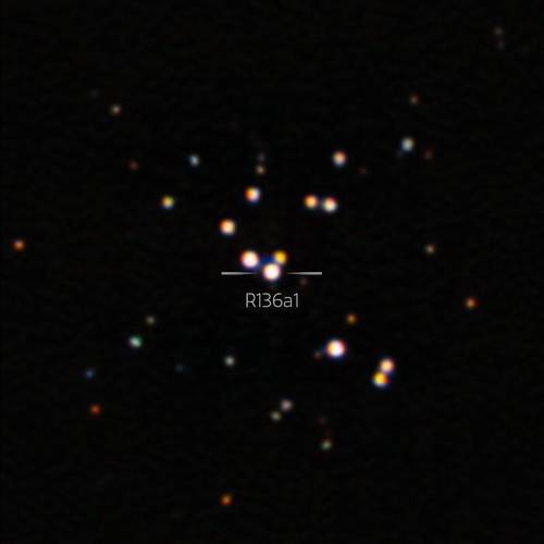 A R136a1, aninhada no centro da Nebulosa da tarântula. (Fonte: Observatório Internacional Gemini/NOIRLab/NSF/AURA/Divulgação.)
