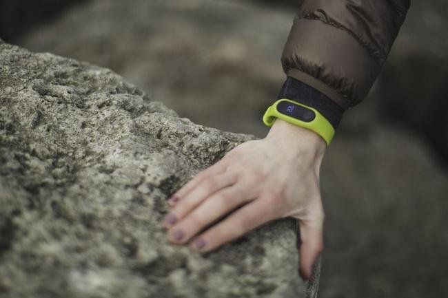 A pulseira fitness pode registrar passos, batimentos cardíacos, distância percorrida e muito mais dados.