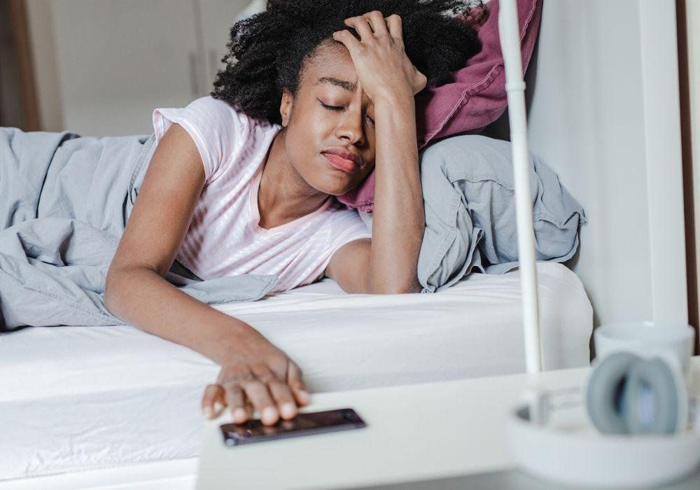 O celular pode atrapalhar o sono, especialmente quando utilizado antes de dormir