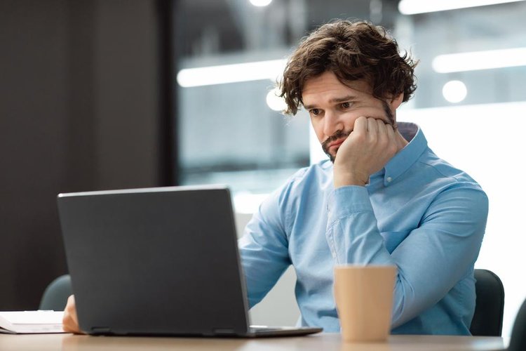 Doomscrolling é o hábito de navegar por notícias ruins (Fonte: Shutterstock)