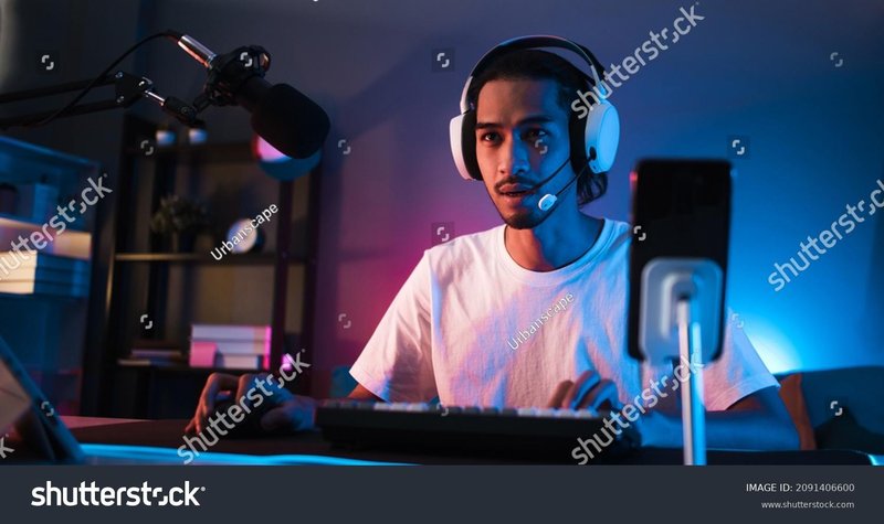 Durante a quarentena em razão da covid-19, as transmissões ao vivo se tornaram uma das principais formas de comunicação e entretenimento. (Fonte: Shutterstock)