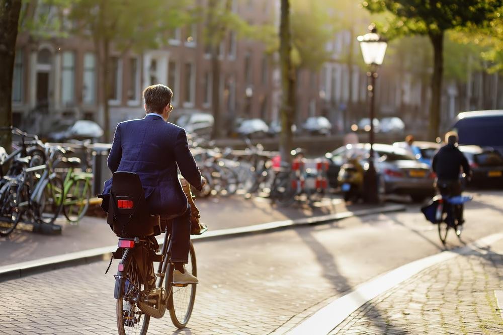 Amsterdam é um das cidades europeias que mais usa bicicletas como meio de transporte.