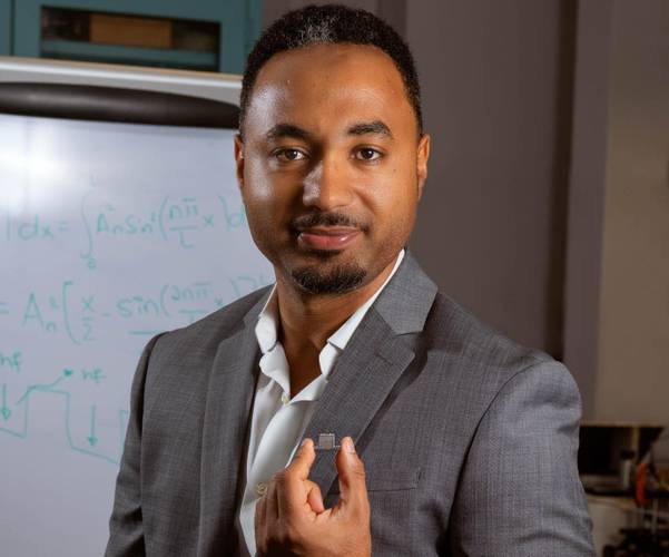 Na imagem, Berhanu Bulcha; por ser compacto e consumir menos energia, o laser poderá ser enviado em um CubeSat do tamanho de um bule de chá.
