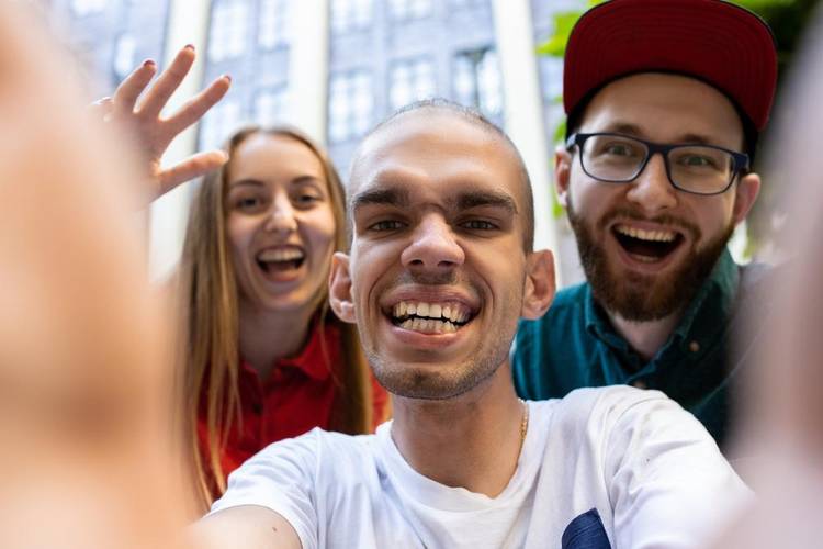 A inteligência emocional nos ajuda com as relações sociais (Fonte: Shutterstock)