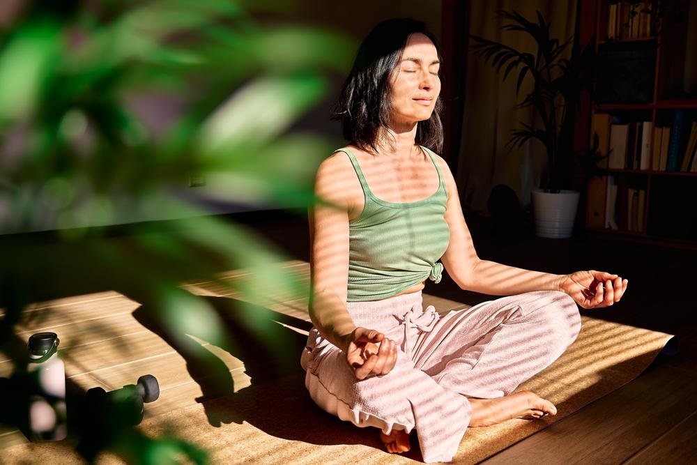 Yoga e mindfulness podem ajudar no controle emocional (Fonte: Shutterstock)