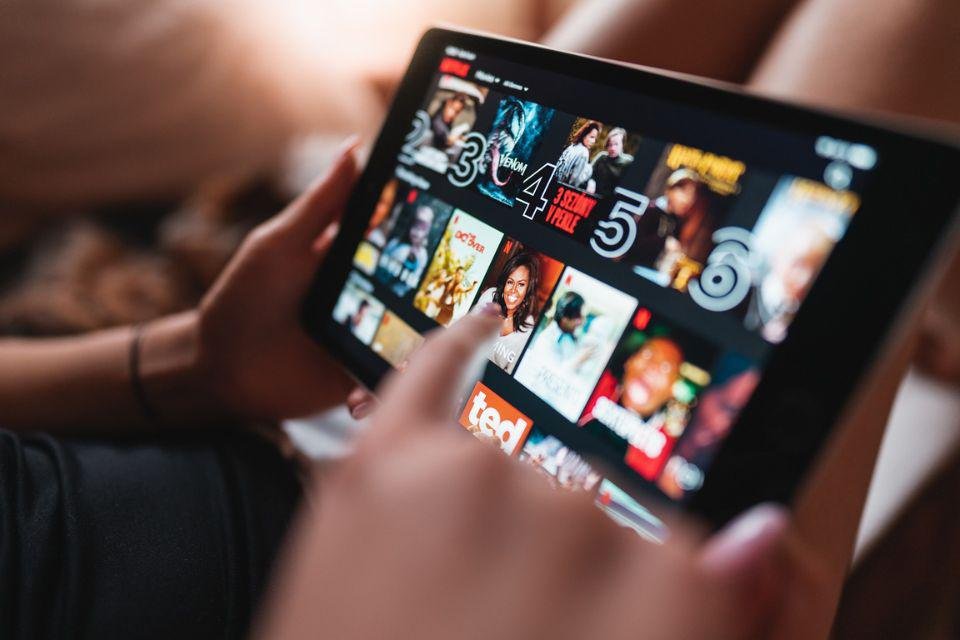 Netflix lança seu plano mais barato e com anúncios no Brasil - GKPB - Geek  Publicitário