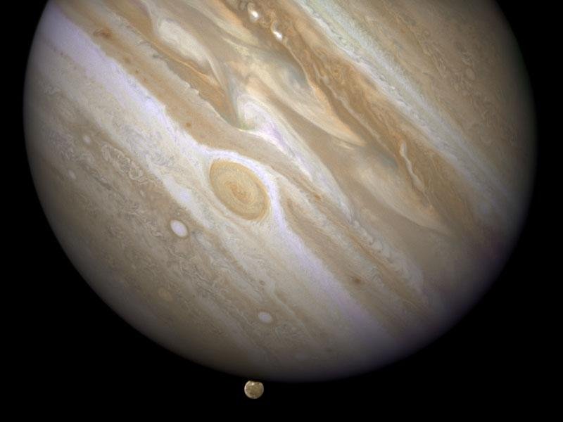 Júpiter e Ganímedes, uma de suas quatro maiores luas.