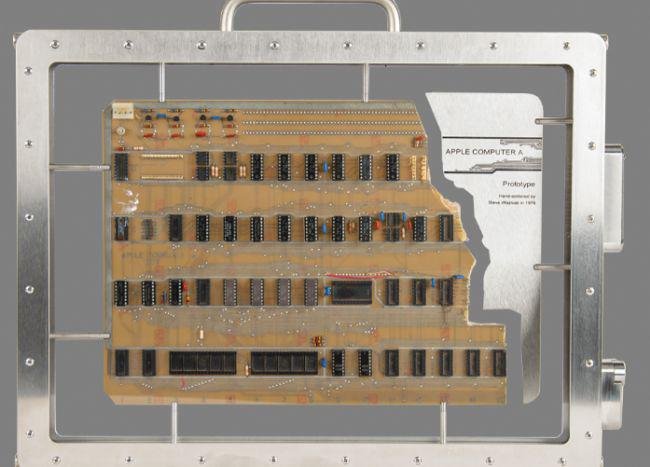 O protótipo do Apple-1 tem algumas peças faltando, mas não perdeu seu valor histórico.